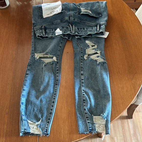 BNWT Good American Good Waist crop jeans with distressing. - Picture 5 of 6